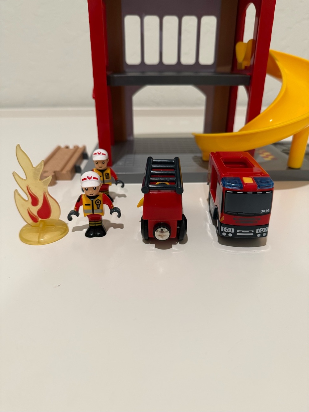 BRIO World - 33833 Fire Station Train Set Accessory - Picture 6 of 7
